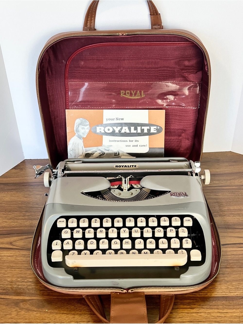 Royal Royalite Vintage 1961 Portable Typewriter Grey w/ Leather Case Manual